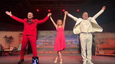 Gani Müjde'nin yeni oyunu "Aynı Çatı Altında" turneye hazır