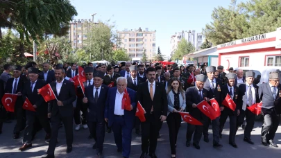 Mardin'de Gaziler Günü kutlandı: Dev Türk bayrağıyla yürüyüş yapıldı
