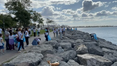 Kadıköy Moda Sahili'nde 400 gönüllüyle 330 kilo atık toplandı