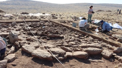 İngiliz Arkeolog Baird Türkiye'deki Mendik Tepe'de tarihe dair önemli bulgulara imza atıyor