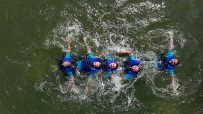 Savaş muhabirlerine suda hayatta kalma eğitimi: Zorlu koşullara hazırlık