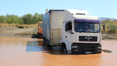 Kızılırmak Nehri'nde kumda mahsur kalan saman yüklü tır 2 gün süren operasyonla kurtarıldı