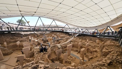 Göbeklitepe'de tarihi keşif: Duvara monte insan heykeli bulundu