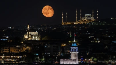 İstanbul'da "şişkin Ay" büyüledi: İkonik siluetlerle muhteşem manzara