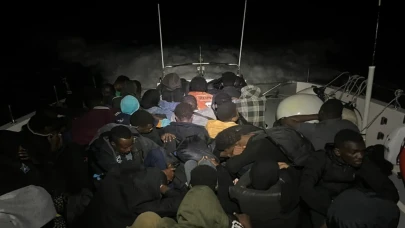 İzmir'de durdurulan 2 botta 107 düzensiz göçmen yakalandı 30 kişi kurtarıldı