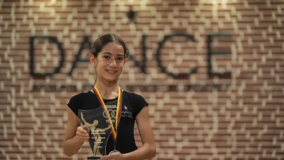 İzmirli 10 yaşındaki dansçı Lena uluslararası arenada şampiyonluğunu ilan etti