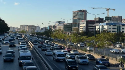 İstanbul'da Haftanın İlk İş Gününde Trafik Yoğunluğu Zirvede