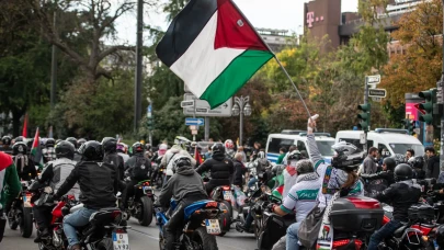 Düsseldorf sokaklarında Filistin’e destek: Barış talebi