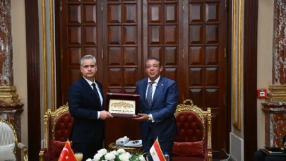 Kahire'de insani duruma dikkat çeken heyet Refah Sınır Kapısı'na yola çıktı