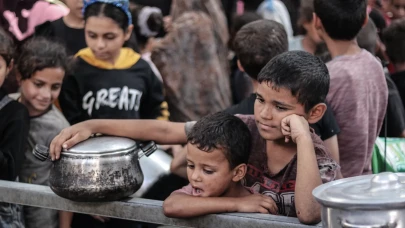 Gazze'de insani kriz: Nusayrat'ta sıcak yemek kuyruğunda yüzlerce insan