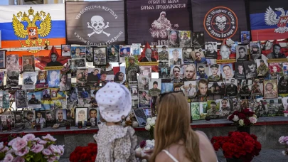 Moskova'da Rus askerleri için anı duvarı açıldı: Vatandaşlardan yoğun ilgi