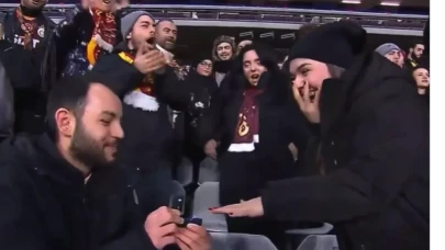 Fenerbahçe–Galatasaray derbisinde devre arasında tribünde evlenme teklifi REKLAMLAR
