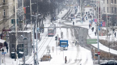Kuzey Avrupa'yı vuran şiddetli fırtına: Ulaşım durdu, yüz binlerce kişi elektriksiz kaldı