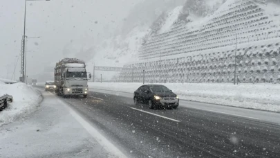 Bolu Dağı’nda kar yağışı: Sürücülere zincir uyarısı