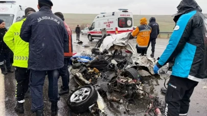 Yolcu otobüsü ile otomobil çarpıştı: 3 kişi hayatını kaybetti