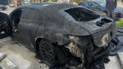 Manisa'da lüks otomobil şarj istasyonunda patlama ve yangın paniği