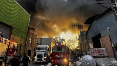 Kağıt ve plastik depolanan tesiste yangın paniği
