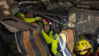 Vinç trenin üzerine devrildi: Tayland’da 190 yolcu tehlikede