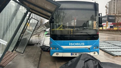Fırtına dehşeti: Uçan parçalar otobüs durağını devirdi