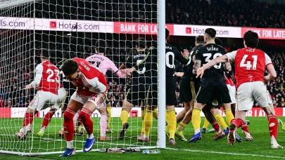 Manchester United, Arsenal'i 3-2 mağlup ederek dördüncülüğe tırmandı