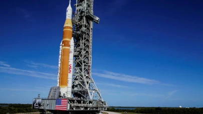 NASA, Ay'a insan göndermek için yeni roketini Kennedy Uzay Merkezi'nde fırlatma rampasına taşıdı