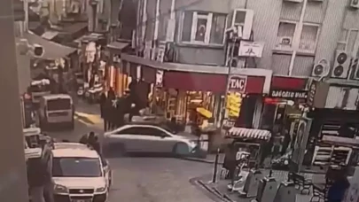 Eminönü'nde panik dolu anlar: Fren yerine gaza basan sürücü yayaların arasına daldı