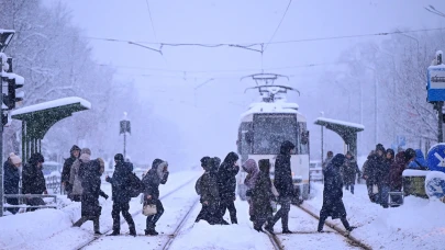 Romanya'da kar fırtınası alarmı: 200 bin ev elektriksiz kaldı