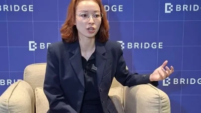 Abu Dabi'deki Bridge Summit 2025'te Robotların İhtişamı: Kahve ve Müzikle Tanışın