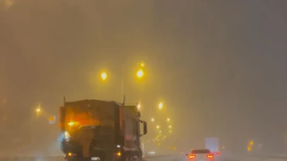 Bolu Dağı'nda etkili kar yağışı: Ekipler aralıksız yol açma çalışması yapıyor