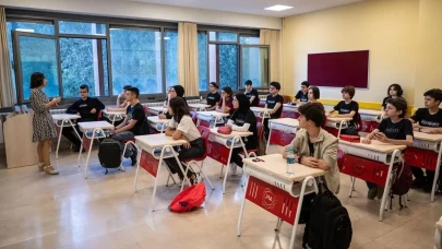 Yarıyıl tatili sona erdi: Öğrenciler ders başı yaparken bayrak sevgisi etkinlikleriyle açılıyor