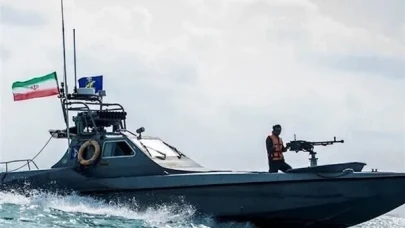 İran Devrim Muhafızları Hürmüz Boğazı'nda dev tatbikat başlattı