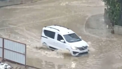 İzmir'de sağanak: Su baskınları ve ağaç devrilmesi hayatı durdurdu