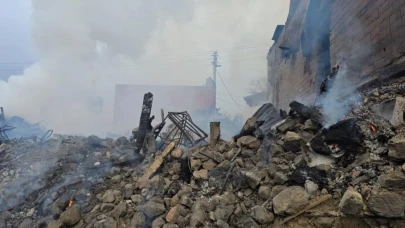 Bolu'da çıkan yangında 5 ev ve 8 samanlık küle döndü! Yangının kaynağı