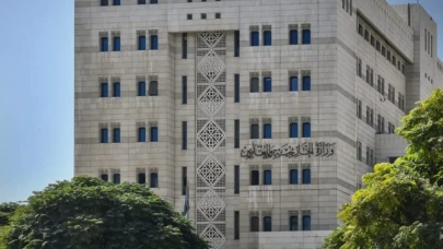 Ürdün'deki Havalimanında bekleyen Suriyeli yolcular Şam'a kara yoluyla ulaşacak