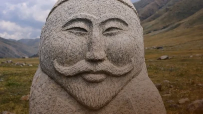 Göktürk heykellerindeki bıyıkların gizemi: Rütbe ve statü simgesi