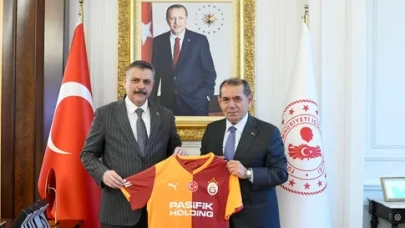 Galatasaray yönetimi, İçişleri Bakanı Mustafa Çiftçi'ye hediye ile ziyaret gerçekleştirdi