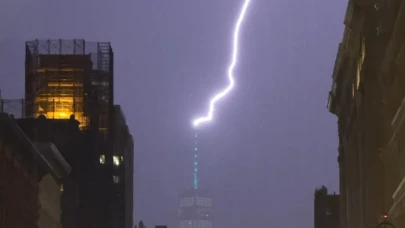 New York'ta fırtına: Özgürlük Kulesi'ne peş peşe yıldırım düştü