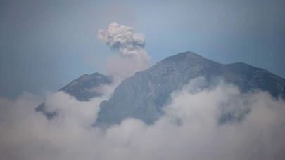 Semeru yanardağı yeniden harekete geçti: 9 patlama ile 1000 metreye ulaştı