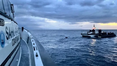 17 düzensiz göçmen, İzmir açıklarında motor arızası nedeniyle kurtarıldı