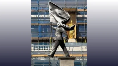 Banksy'nin "Yürüyen Adam"ı Londra'nın yeni turistik simgesi mi oldu?
