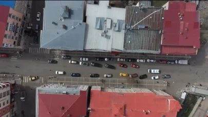 Kars'ta sürücülerden örnek davranış: ambulansa fermuar sistemiyle yol verme uygulaması