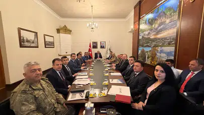 Kars'ta güvenlik zirvesi: Okul çevreleri ve sınır hattı masada