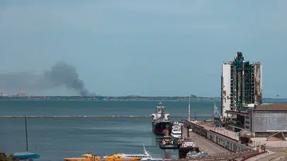 Rus ordusu Ukrayna'nın limanlarına ve yakıt tankerine saldırdı