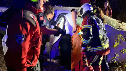 Gece Yarısı Kontrolden Çıkan Otomobil Şarampole Uçtu: 3 Yaralı