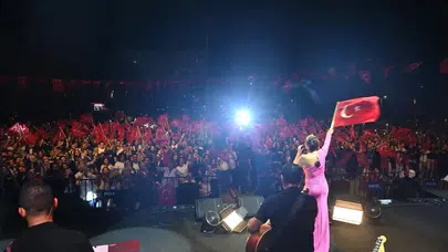 Isparta'da Zafer Bayramı Coşkusu: Funda Arar Meydanı Dolduran Binlere Unutulmaz Gece Yaşattı