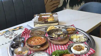 Gastronomi yazarı Ufuk Güngör ve Şef Eda Tuncel, Pendik'te Van North'un mutfağına imza attı