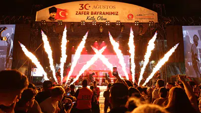 Keçiören'de Zafer Bayramı coşkusu: Meydanlar doldu taştı