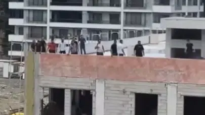 İskenderun’da maaş iddiasıyla işçiler çatıya çıktı
