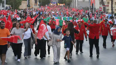 Balıkesir'de 30 Ağustos coşkusu: Bayraklarla dolu yürüyüşte ezan ve İstiklal Marşı aynı anda yankılandı