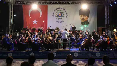 Turgutreis'te Anadolu müziği senfonik bir gecede Bodrumlularla buluştu